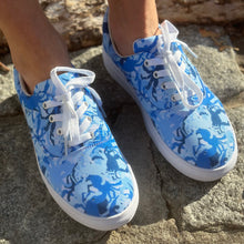 Women’s lace-up canvas